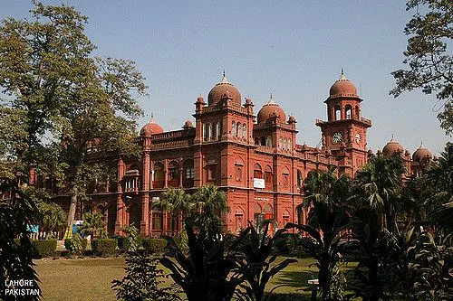 Best universities for computer science in Pakistan - NUST FAST COMSATS ITU students studying coding and technology